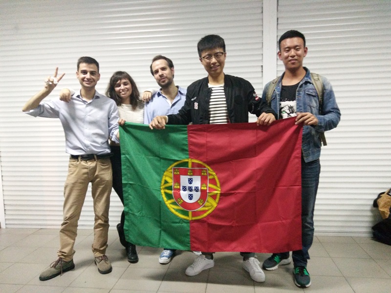 党小组同学和孔子学院学生会成员合影留念.jpg 党小组同学和孔子学院学生会成员合影留念.jpg
