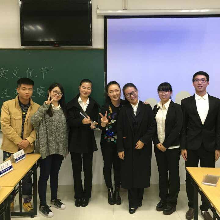 枕霞杯辩论赛冠军(右二为庄雯君).jpg 枕霞杯辩论赛冠军(右二为庄雯君).jpg