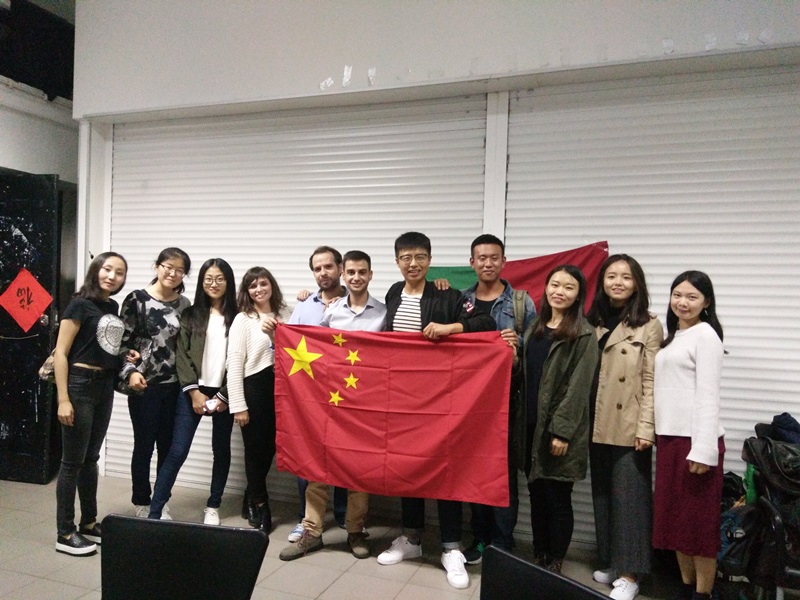 党小组同学和孔子学院学生会成员合影留念1.jpg 党小组同学和孔子学院学生会成员合影留念1.jpg