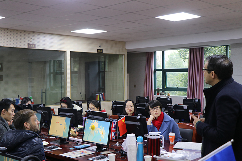 培训 在同传实验室.jpg 培训 在同传实验室.jpg